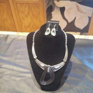 Silver and BLACK Necklace Set, EUC